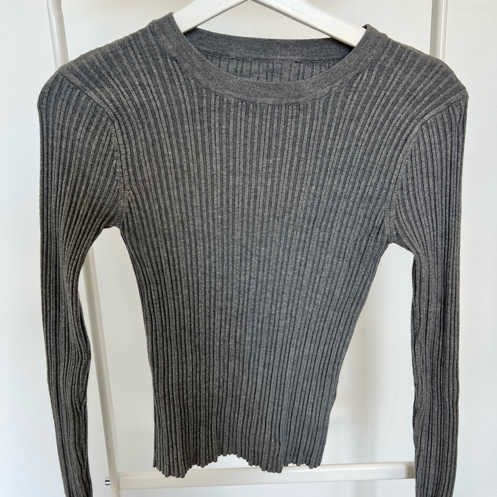 grey fitted top